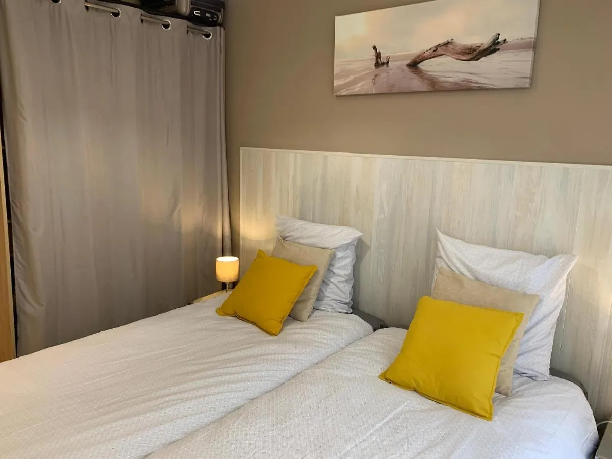Close Palais - Calm - Brand New Cannes France