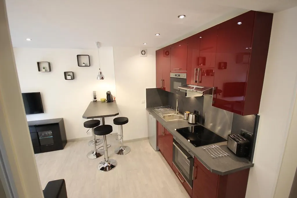 Close Palais - Calm - Brand New Cannes